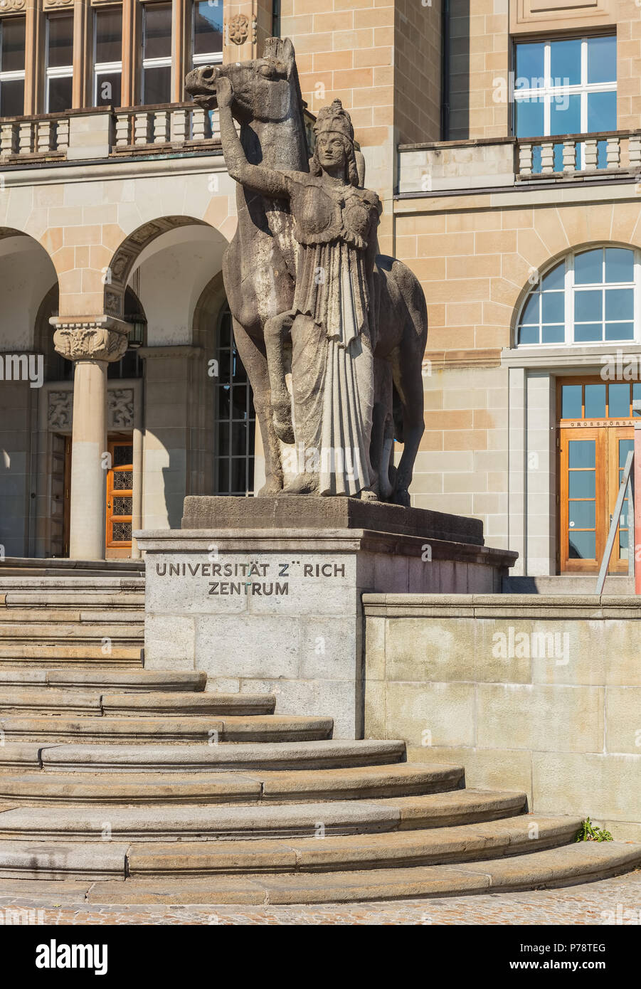 Zurich, Suisse - 30 juin 2018 : la sculpture à l'entrée du bâtiment principal de l'Université de Zurich. L'Université de Zurich (en allemand : Uni Banque D'Images