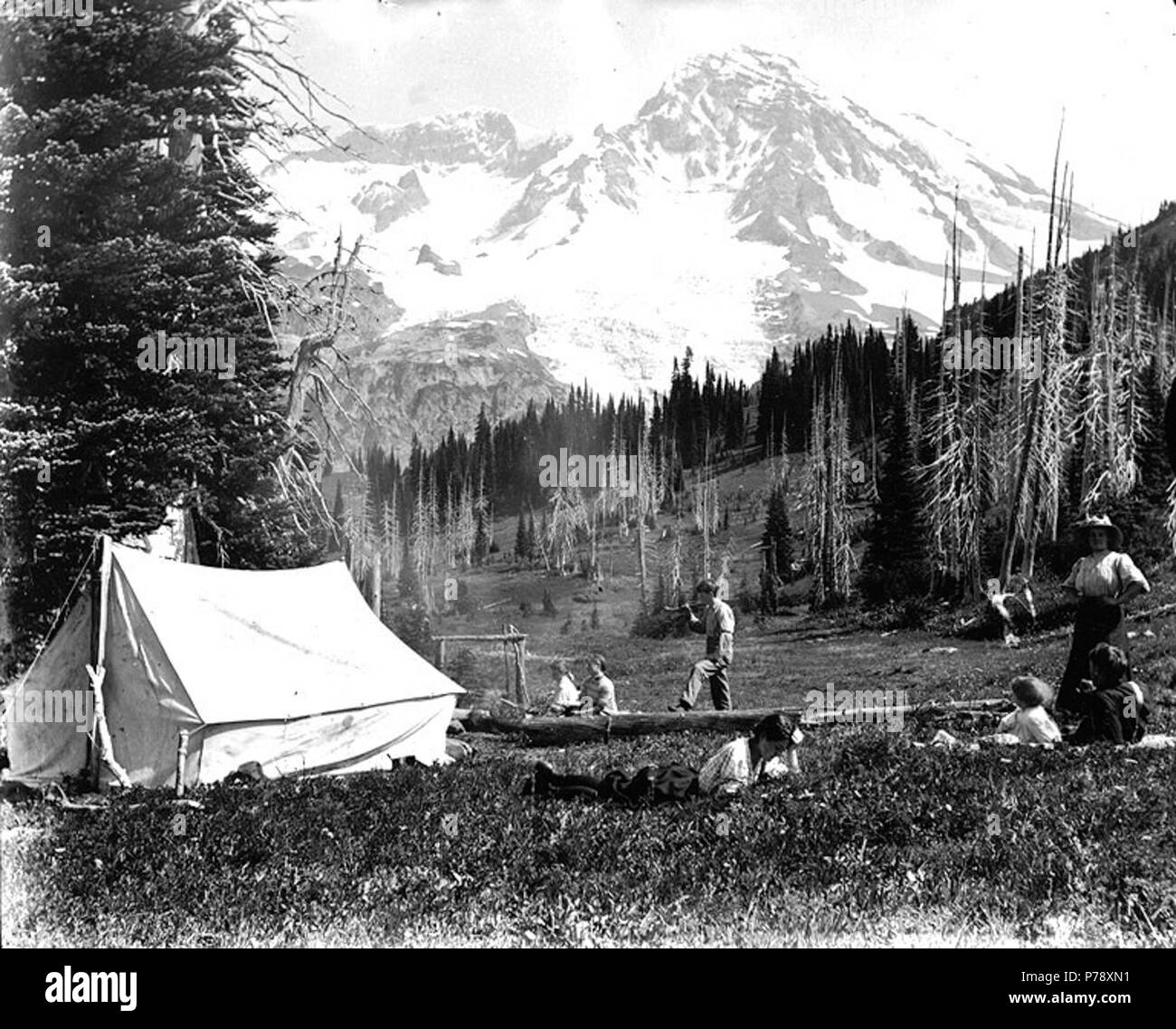 . Anglais : camping familial avec tente au terrain de chasse des Indiens Henry's, Mount Rainier National Park, Washington, ca.1907. Anglais : Sur le manchon de négatif : Indian Henry's camping partie sujets (LCTGM) : Camping--Washington (État)--Mount Rainier National Park ; les loisirs de plein air--Washington (État)--Mount Rainier National Park ; Tentes--Washington (État)--Mount Rainier National Park Sujets (LCSH) : Henry's Hunting Ground (Washington) ; Mount Rainier National Park (Washington) . vers 1907 20 Famille camping tente au terrain de chasse des Indiens Henry's, Mount Rainier National Park, Washington, ca1907 (BA Banque D'Images