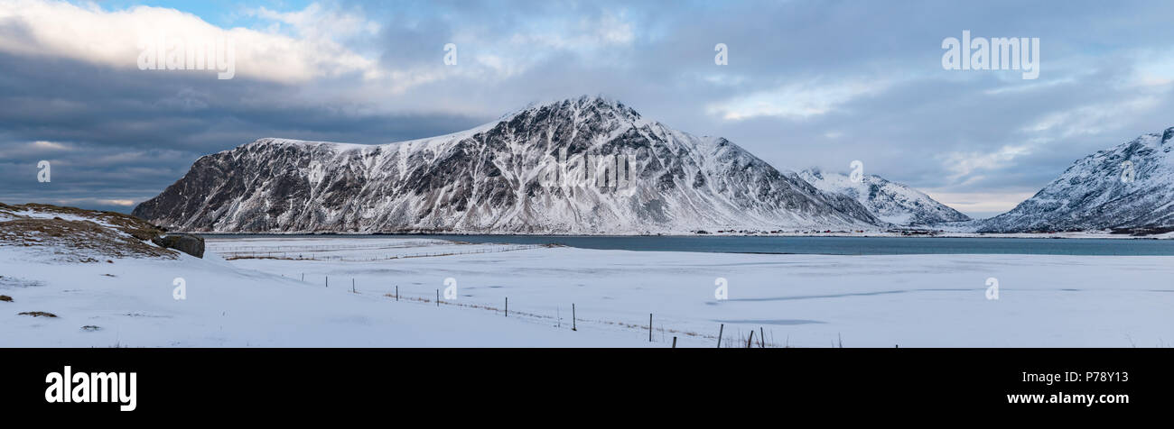 Un panorama de montagne à Lofoten - Norvège hiver avec de la neige Banque D'Images