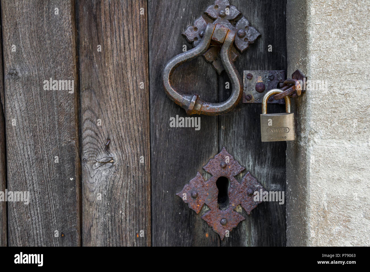 Cadenas Abus verrouillage d'une porte de bois à un encadrement de porte en pierre. Banque D'Images