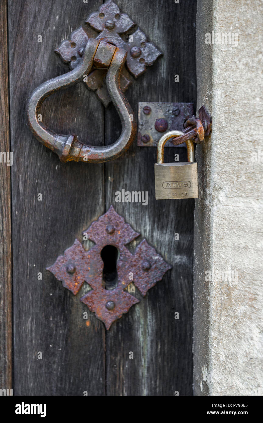 Cadenas Abus verrouillage d'une porte de bois à un encadrement de porte en pierre. Banque D'Images