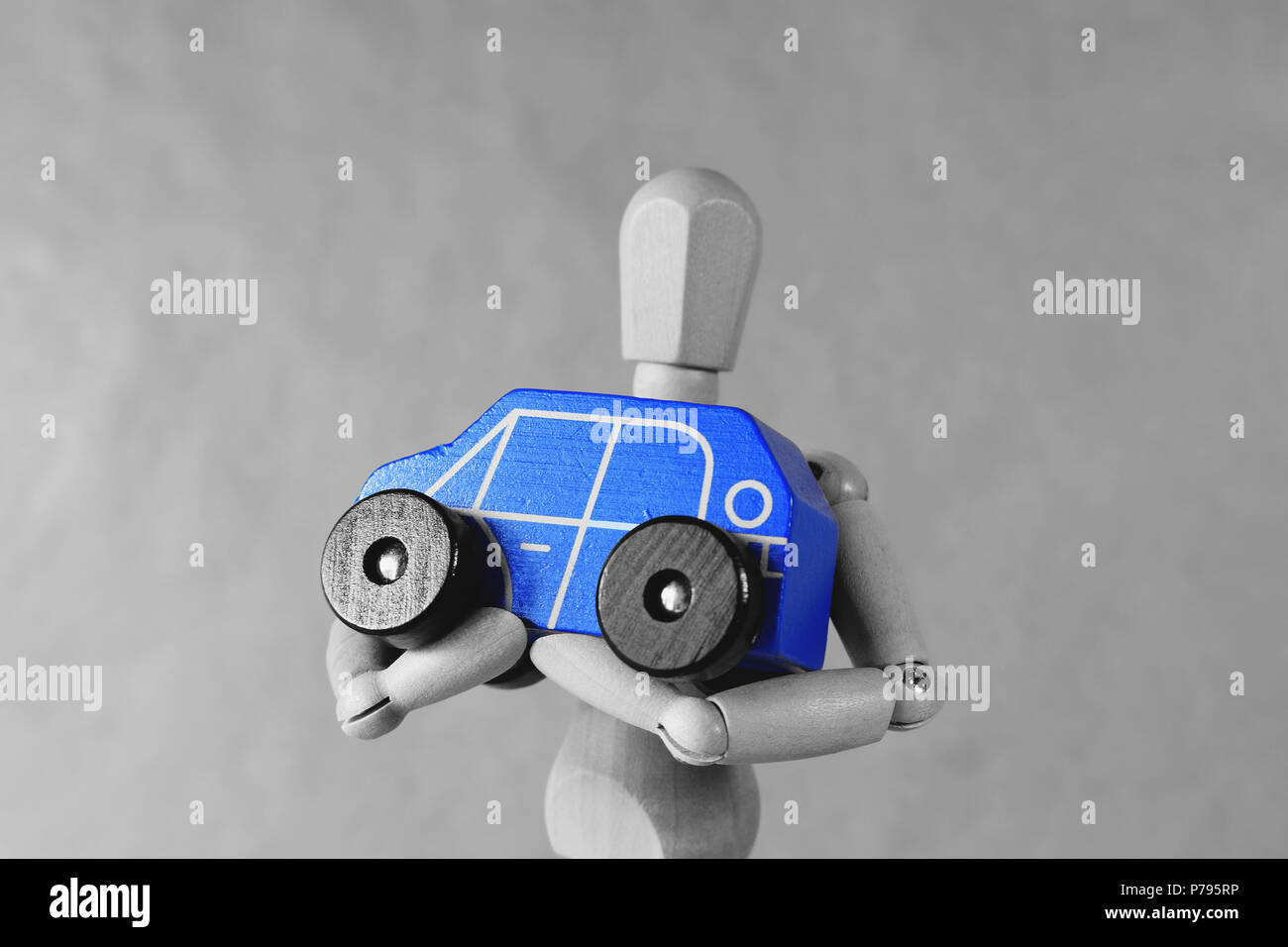 Obtenir une voiture. Idée conceptuelle avec la photographie d'une petite voiture individuelle. Bleu. Banque D'Images