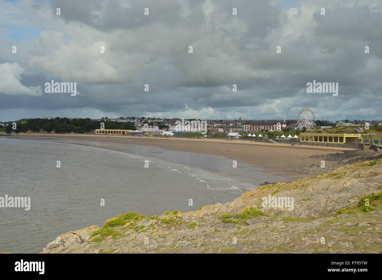 Vue grand angle de la plage et de la baie à l'île de Barry à marée basse Banque D'Images