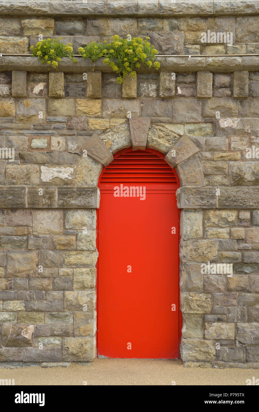 Porte en bois, porte en arc dans le mur restauré dans de la promenade de Barry Island Banque D'Images