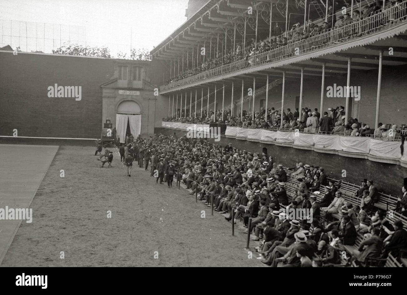28 El Rey Alfonso XIII y la Reina Victoria Eugenia asisten al palco del frontón Jai Alai (3 de 3) - Fondo Car-Kutxa Fototeka Banque D'Images