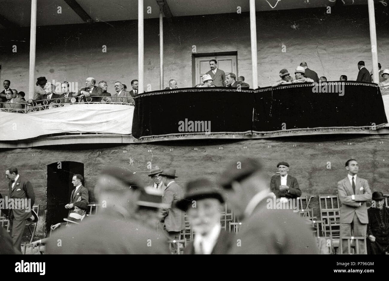 28 El Rey Alfonso XIII y la Reina Victoria Eugenia asisten al palco del frontón Jai Alai (2 de 3) - Fondo Car-Kutxa Fototeka Banque D'Images
