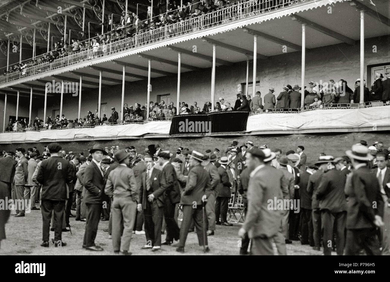 28 El Rey Alfonso XIII y la Reina Victoria Eugenia asisten al palco del frontón Jai Alai (1 de 3) - Fondo Car-Kutxa Fototeka Banque D'Images