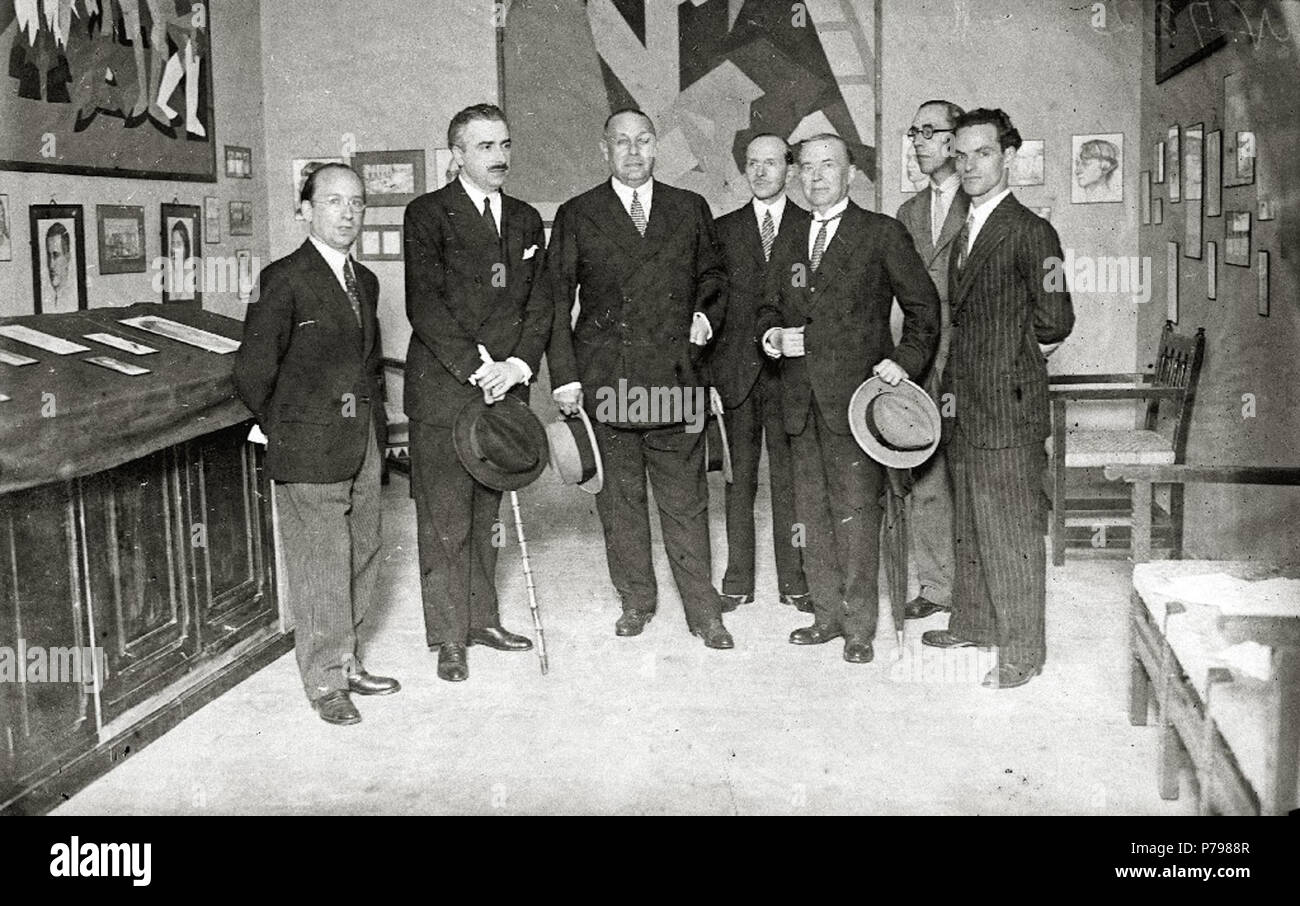 35 Grupo de hombres durante una exposición celebrada en el estudio del arquitecto y dibujante Enrique Lagarde (1 de 1) - Fondo Car-Kutxa Fototeka Banque D'Images