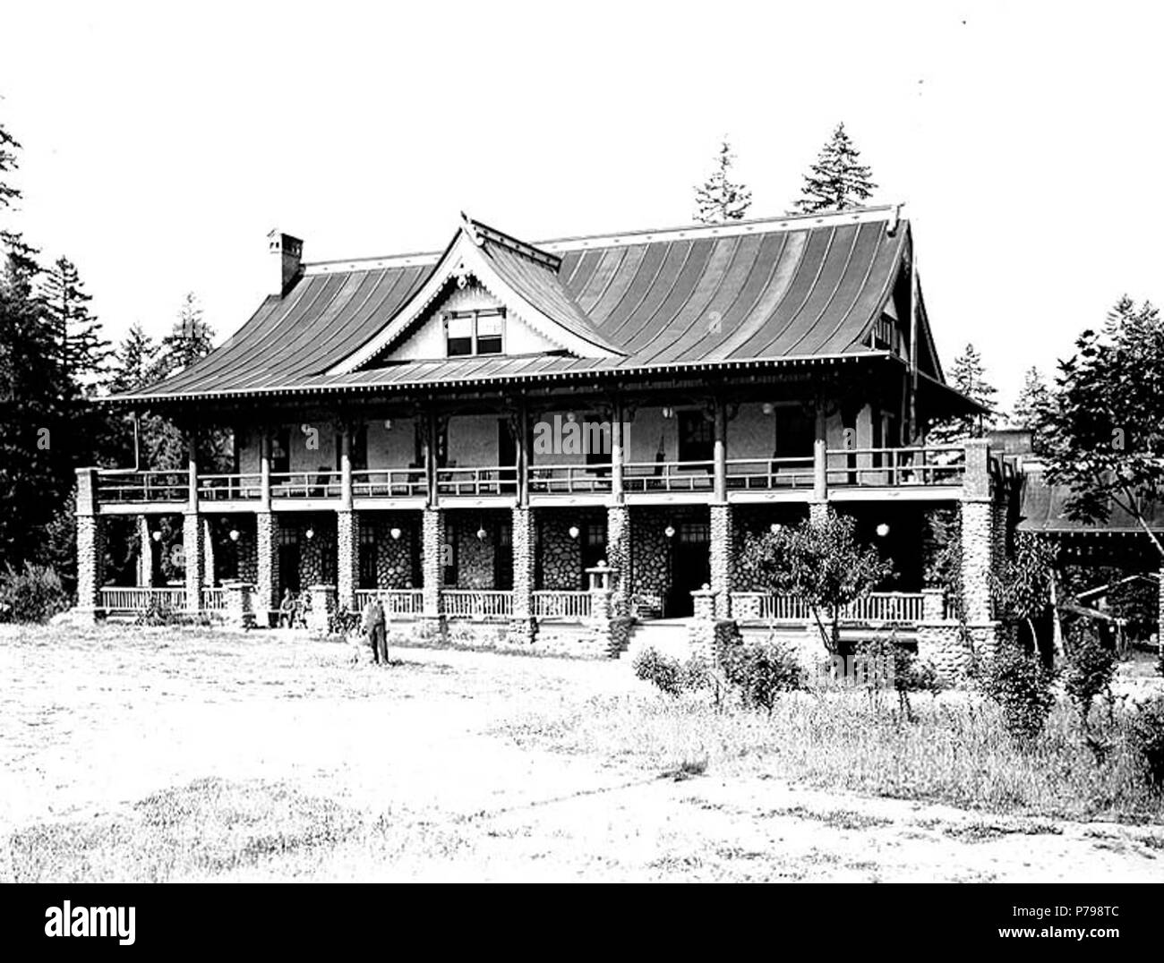 . Anglais : Canyada, Hotel LaGrande, Washington, ca. 1916 . Anglais : Plus tard appelé la Canyada Lodge . Homme et enfant debout devant hôtel avec porche en pierre . Sur le manchon de négatif : La Grande. Canyada Inn. Sujets (LCTGM) : hôtels--Washington (État)--Sujets LaGrande (LCSH) : Canyada Lodge (LaGrande, laver,) ; LaGrande (Wash.)--Bâtiments, structures, etc. . vers 1916 12 Hôtel Canyada, LaGrande, Washington, ca 1916 (96 bar) Banque D'Images