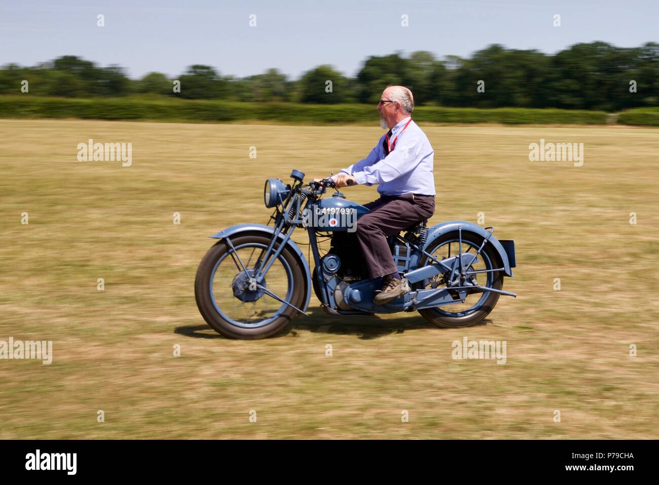 1940 BSA M20 dans moto de couleurs de la Royal Air Force à Shuttleworth Airshow spectacle militaire au 1er juillet 2018 Banque D'Images