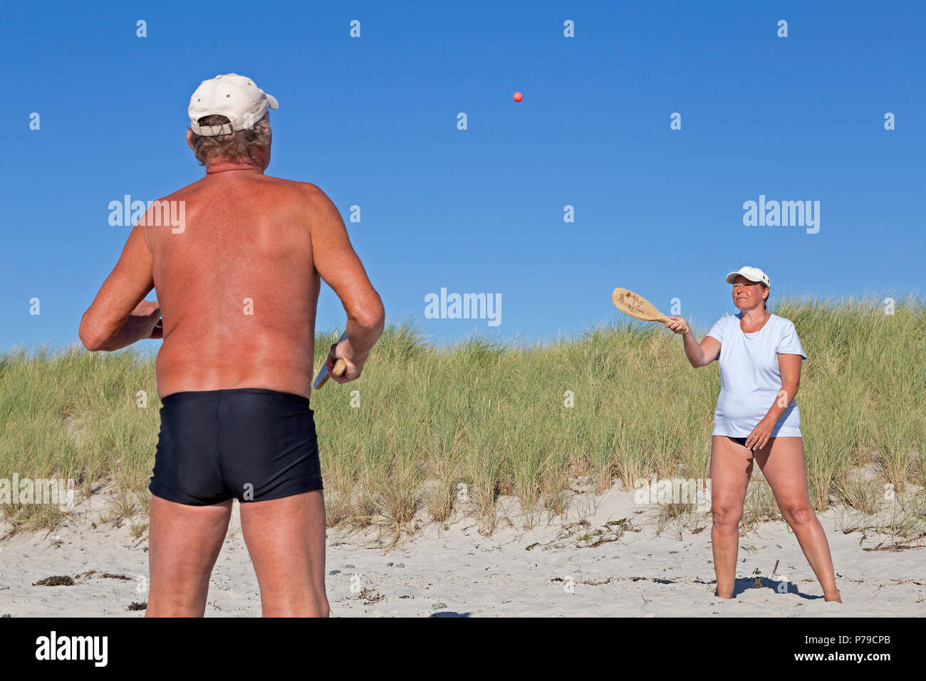 Couple playing beach ball, beach, Wustrow, Fischland, Schleswig-Holstein, Allemagne Banque D'Images