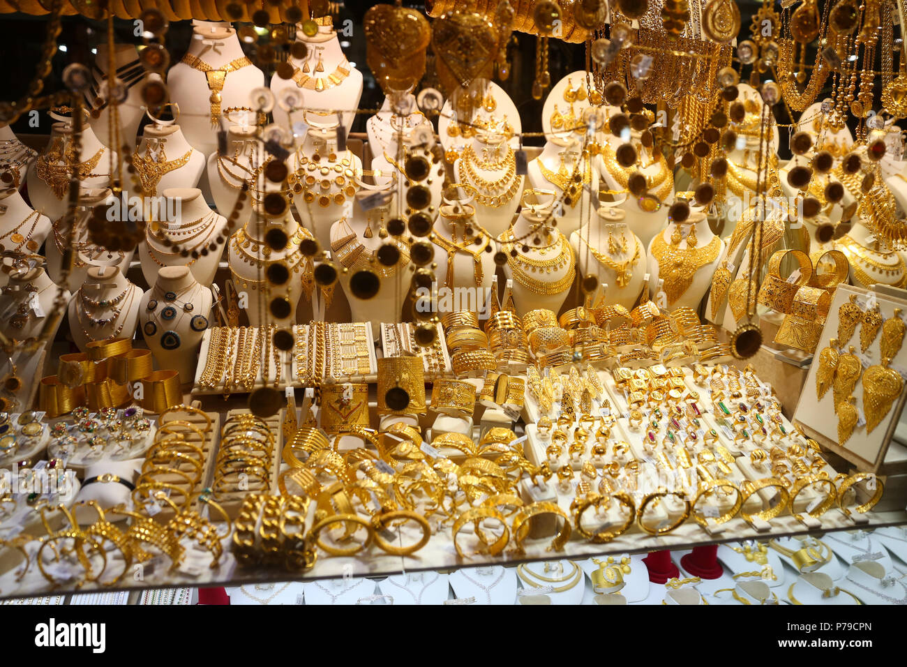 ISTANBUL, TURQUIE - le 26 mai 2018 : bijoux en or dans la fenêtre de  magasin de bijoux