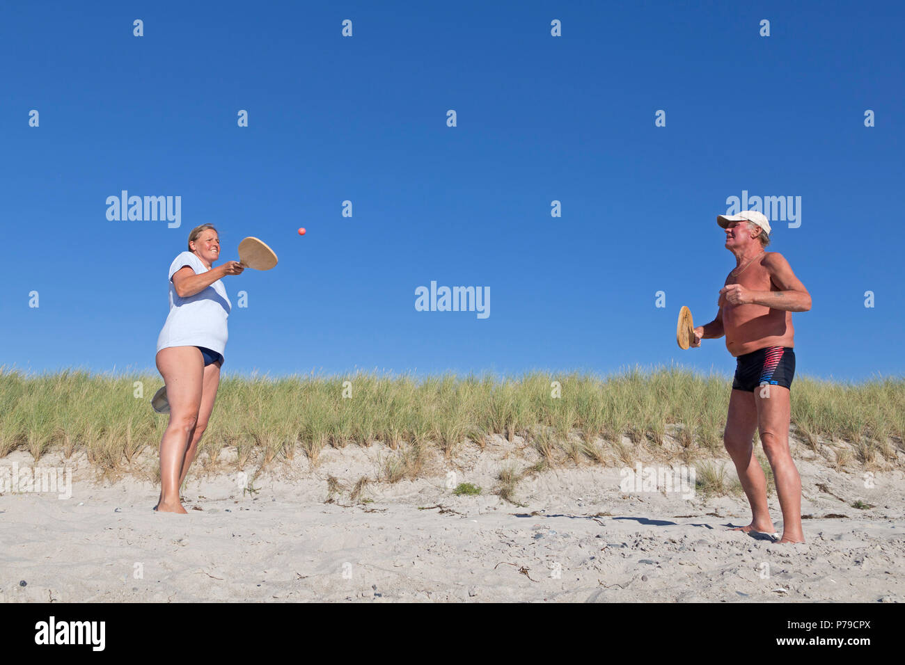 Couple playing beach ball, beach, Wustrow, Fischland, Schleswig-Holstein, Allemagne Banque D'Images