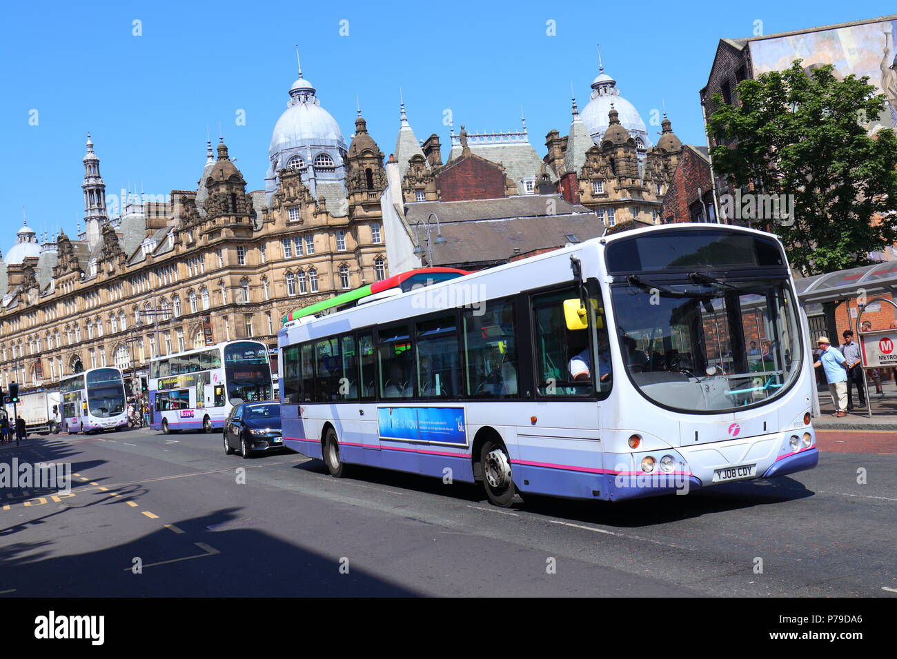 New Market Street est une ligne d'autobus dans le centre-ville de Leeds avec Kirkgate Market en toile de fond. Banque D'Images