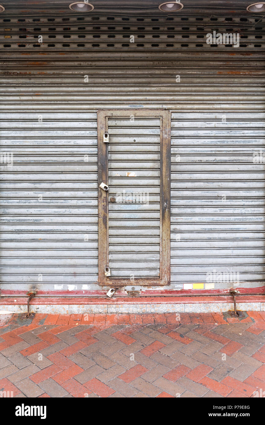Porte métallique verrouillée pour la protection de l'atelier Banque D'Images