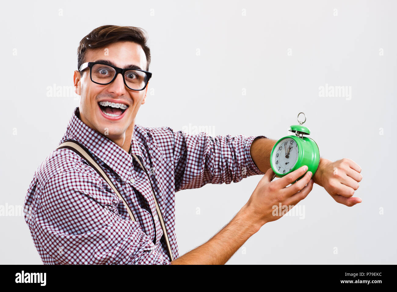 Nerdy man holding clock. Banque D'Images