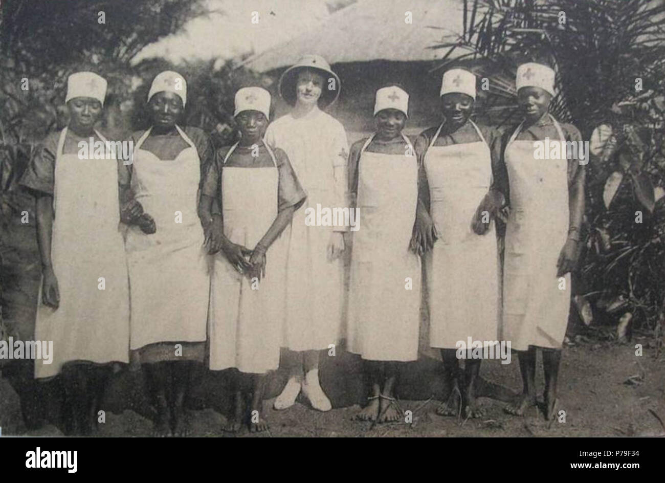 English : infirmières accoucheuses et leur formatrice à l'Ecole Croix Rouge de Pawa, Congo belge, 1939. 1939 10 Inf Accoucheuses Ecole CR Pawa Congo Banque D'Images