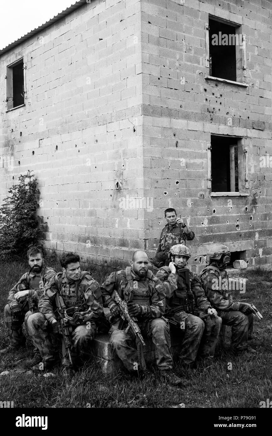 Membres de l'équipe de ski miliatry assister à la formation de commando au camp militaire de Chambaran, Isère, France Banque D'Images