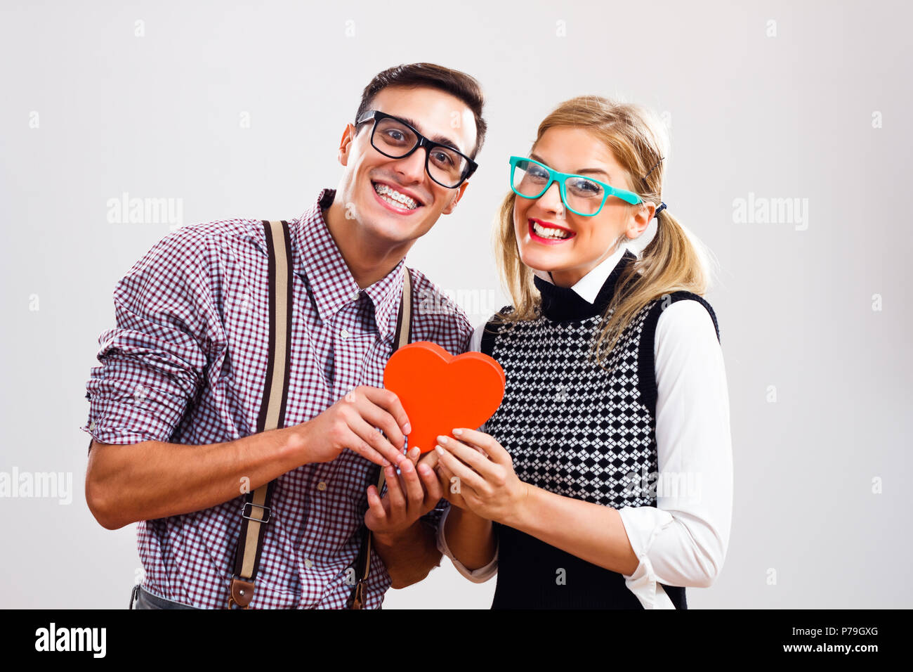 Portrait de nerdy petit ami et petite amie dans l'amour. Banque D'Images