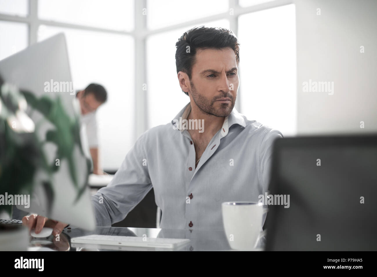 Business man à un collègue assis à son bureau Banque D'Images