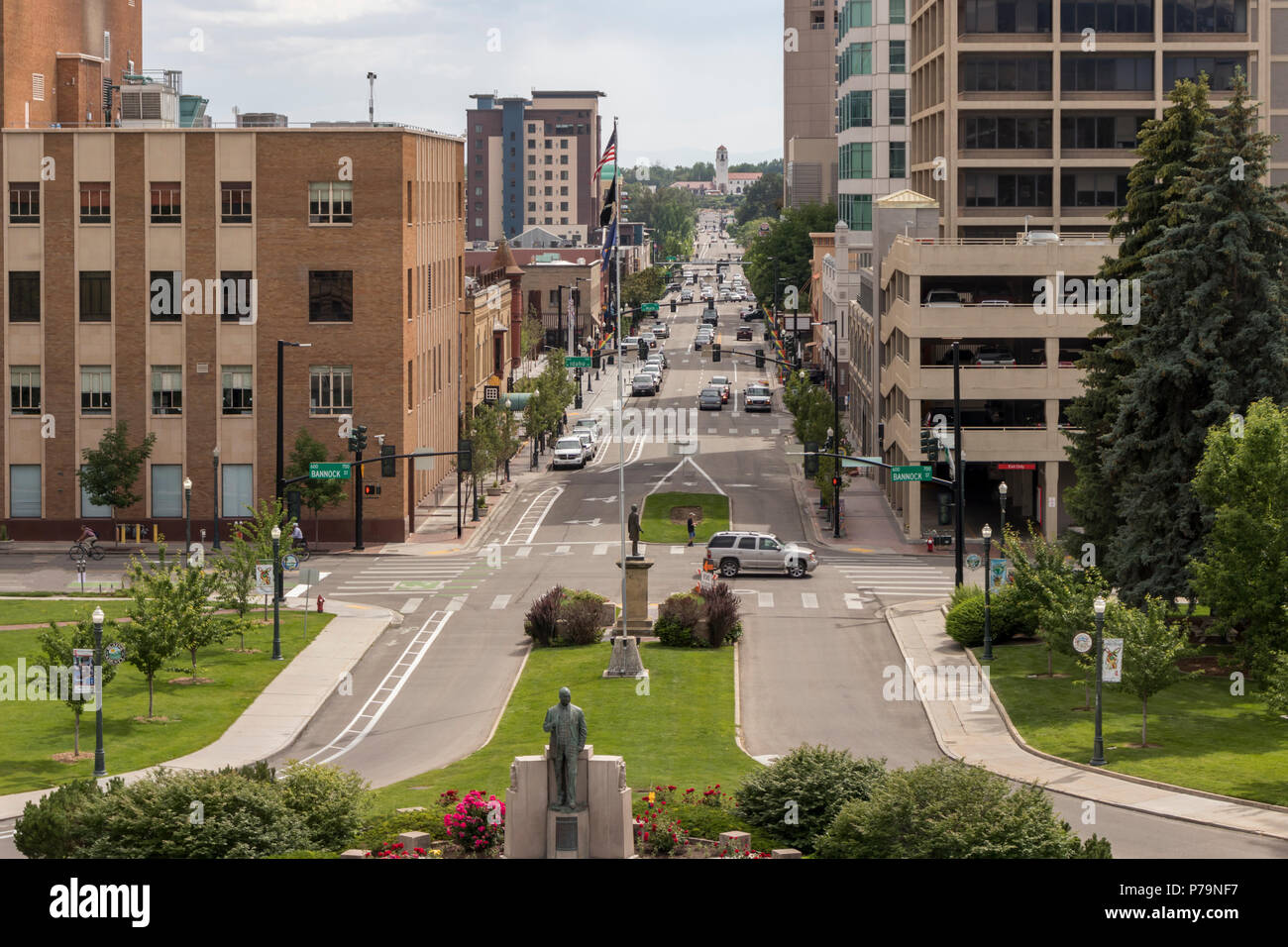 Boise, Idaho, USA. Vue urbaine avec vue sur le centre-ville de Boise, dépôt, et la circulation sur Capitol Boulevard, sur un après-midi d'été. Banque D'Images