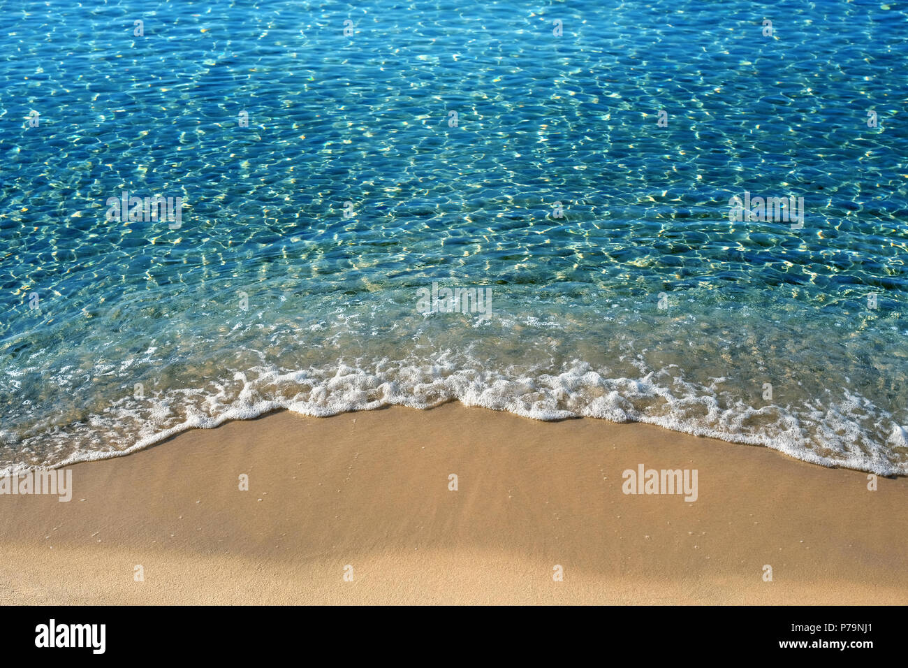 Océan vagues se brisant sur surf beach Banque D'Images