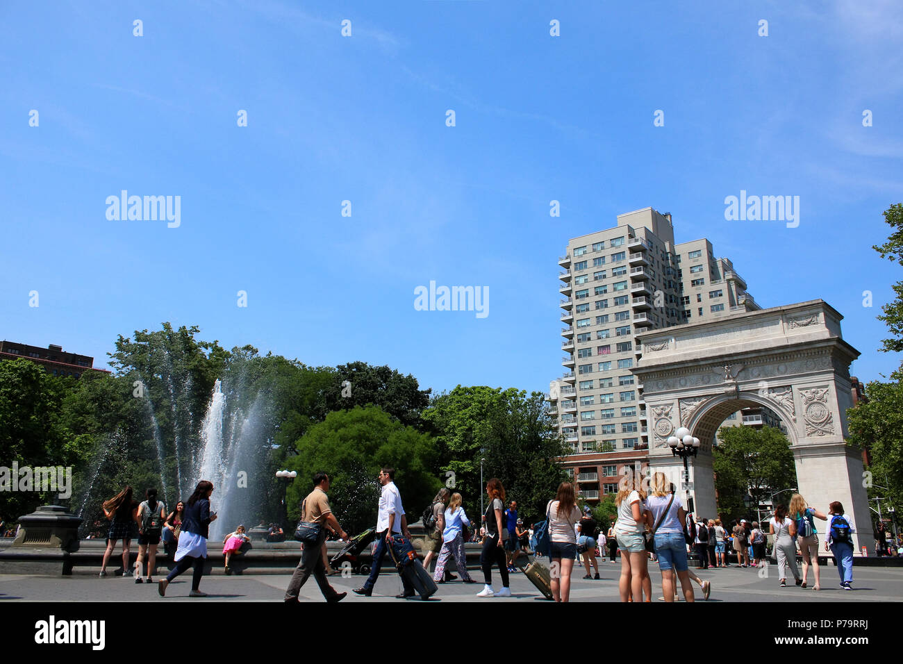 NEW YORK, NY - 15 juin : Les gens se sont réunis près de Washington Square Park fontaine sur chaude journée d'été, West Village, Manhattan le 15 juin 2017 à New York Banque D'Images