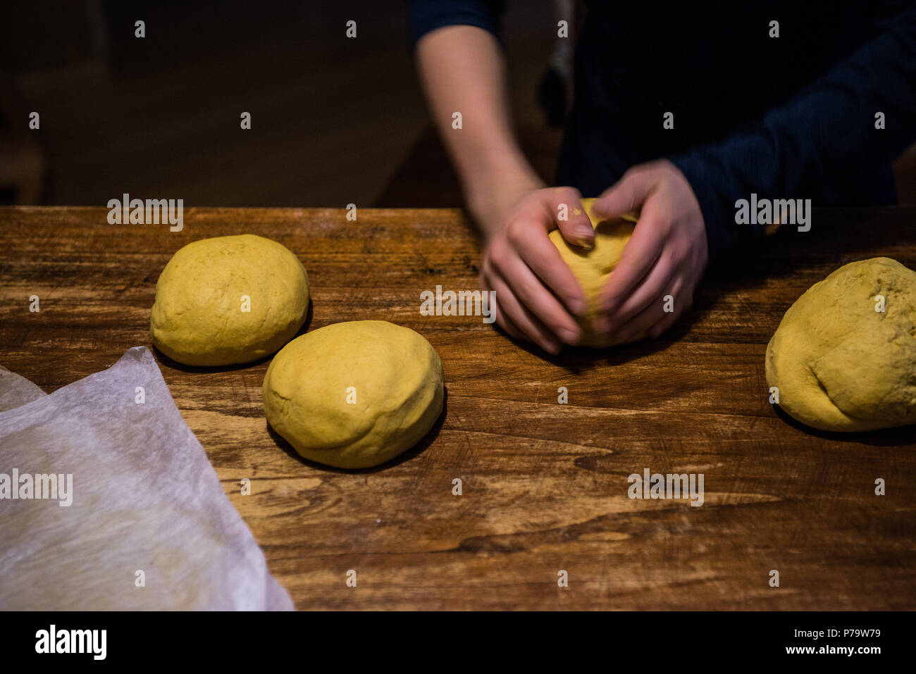 Piémont, Italie du Nord Ouest : réalisation de natural le pain fait avec la levure mère au foyer par les habitants d'un ecovillage Banque D'Images