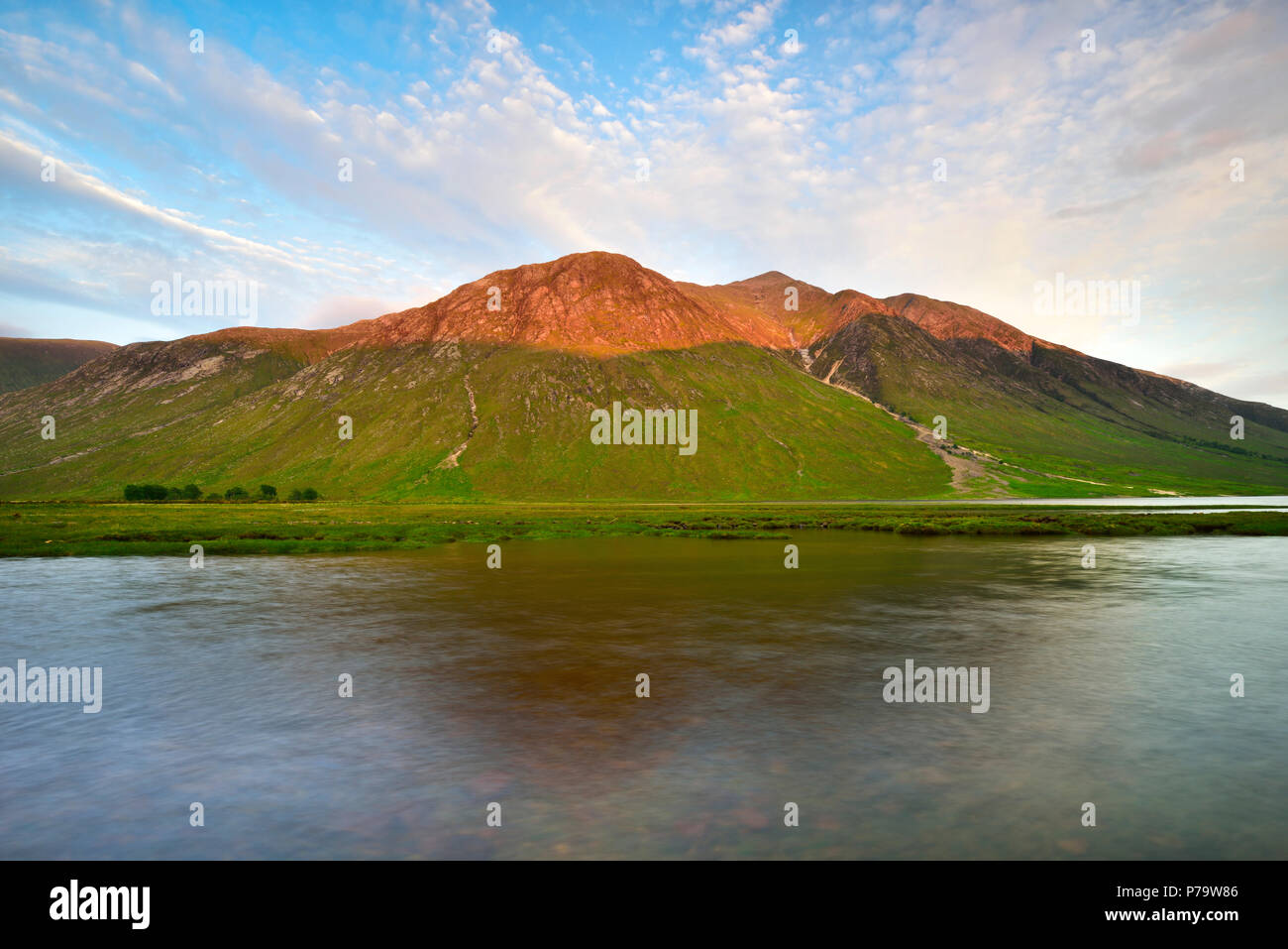 Montagnes dans les Highlands écossais dans la lumière du soir à Glen Etive, Grande-Bretagne Banque D'Images