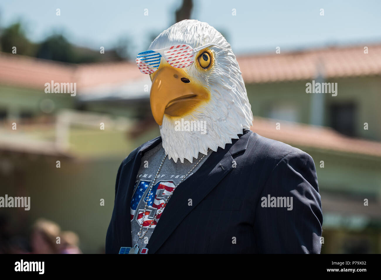 Le port de masque d'aigle américain comme symbole de force en geste patrotic en marchant dans Independance Day Parade. Banque D'Images