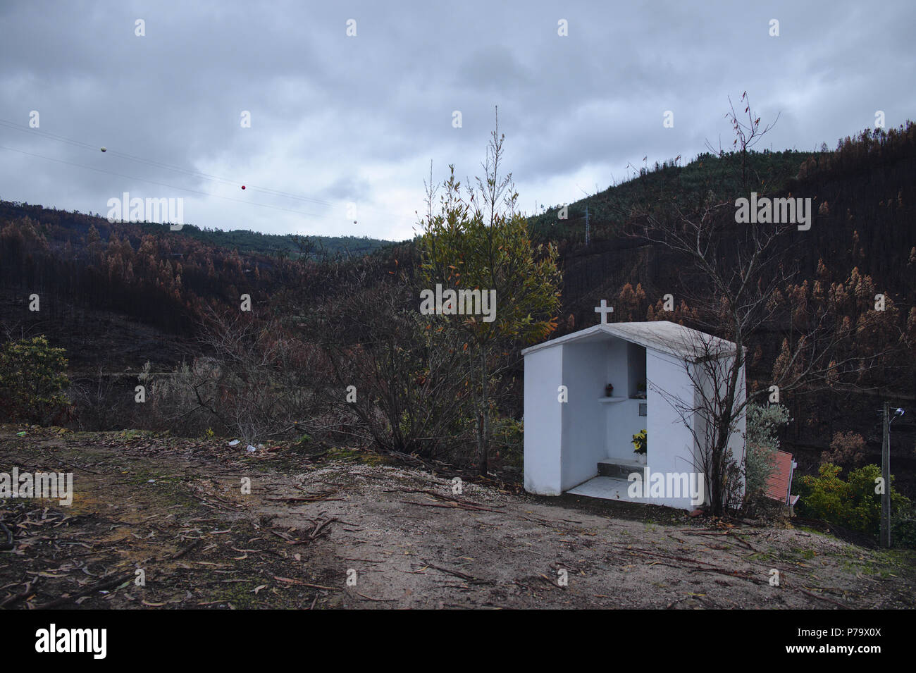 'Alminhas' sont de petits sanctuaires pour les morts, souvent dans carrefour. Banque D'Images