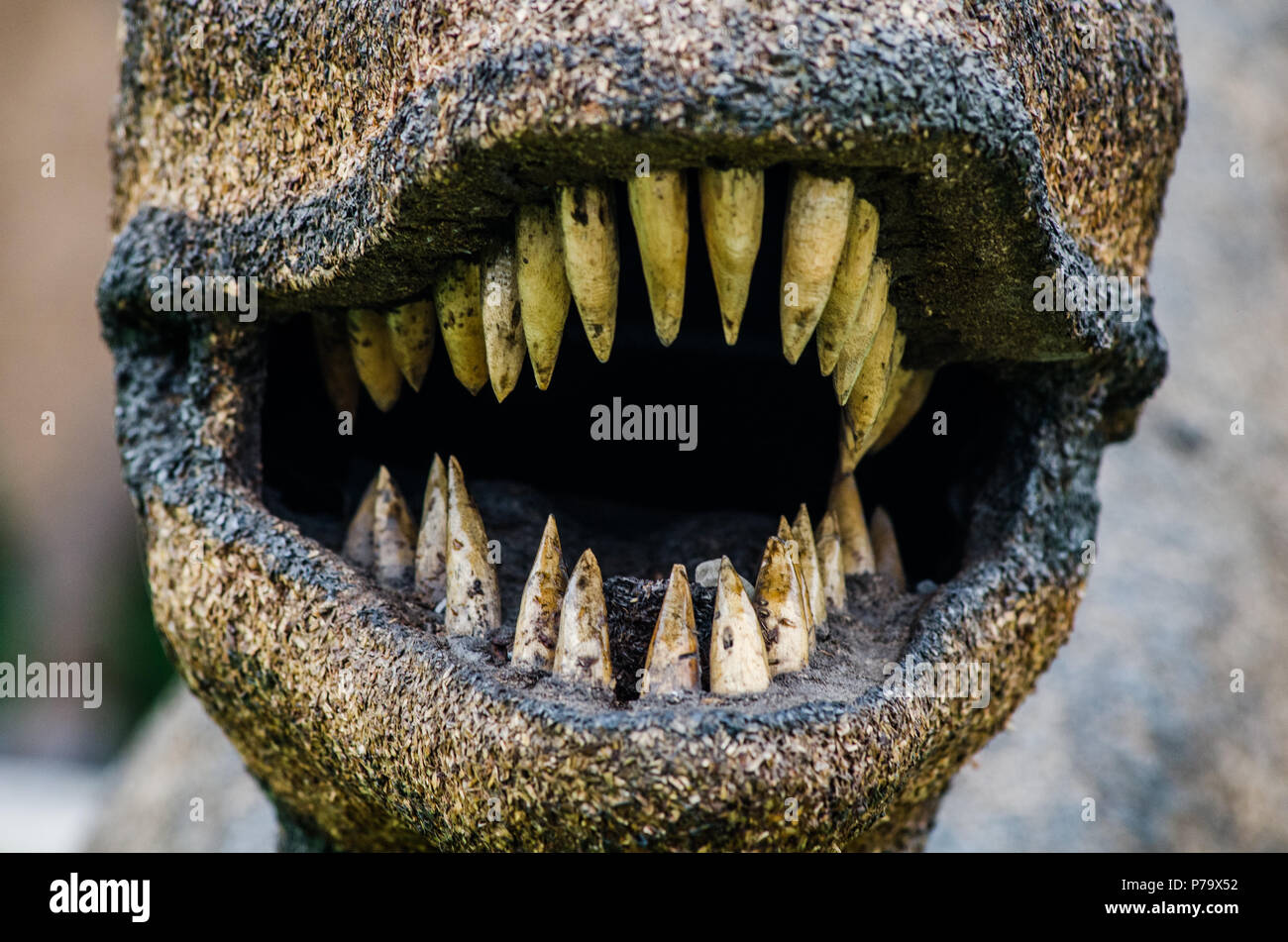 La bouche de dinosaures avec des dents pointues, terrifiant photographie Banque D'Images