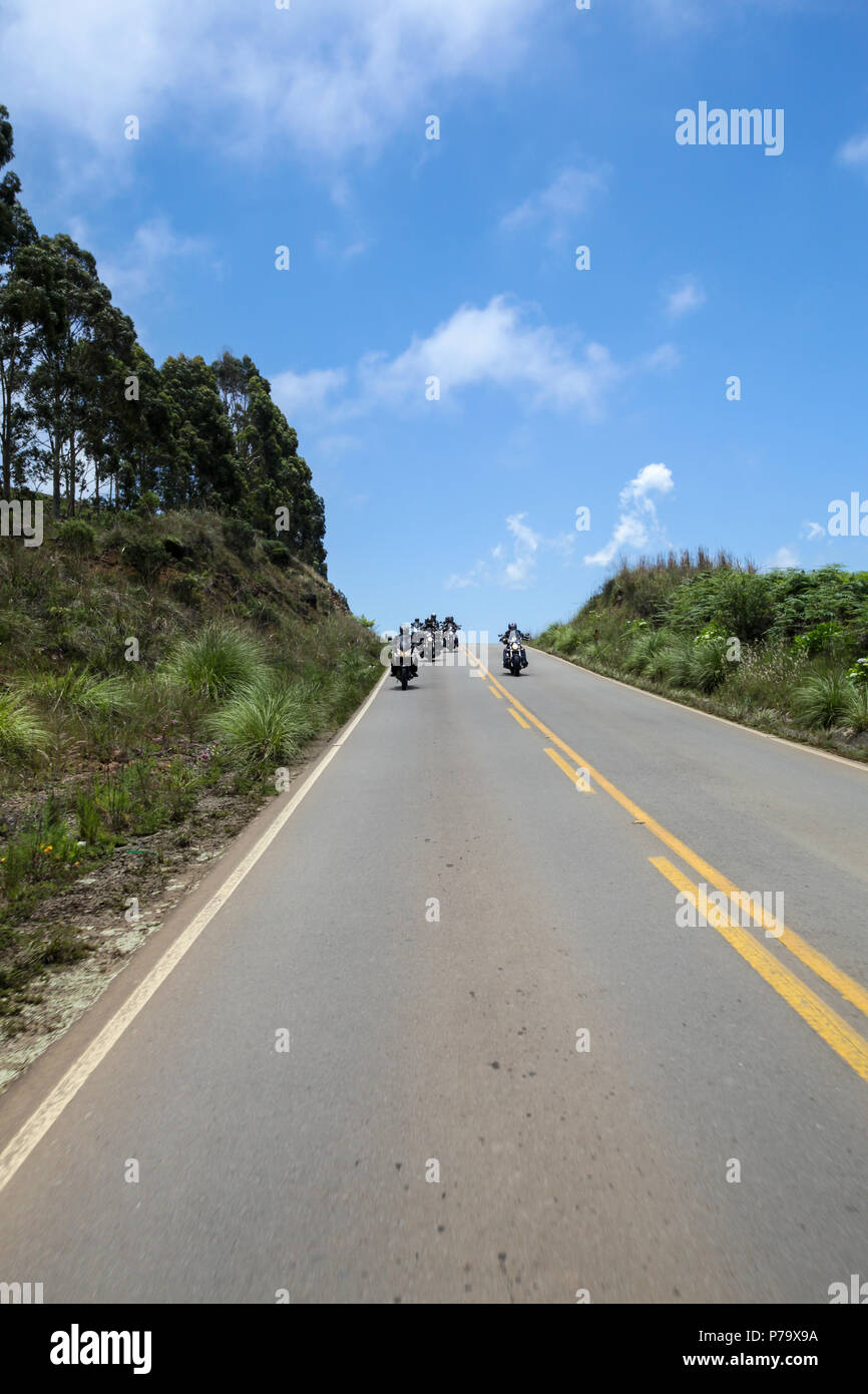 Santa Catarina, Brésil. Speedy moto sur route de montagne avec de beaux paysage et ciel bleu en arrière-plan. Banque D'Images