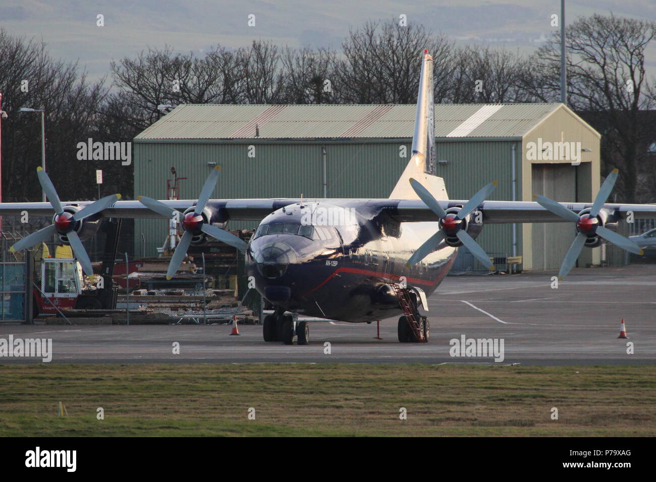 UR-CZZ, un Antonov AN-12BP cargo) exploité par l'Ukraine d'Air Alliance, au terminal de fret à l'aéroport de Prestwick en Ayrshire. Banque D'Images