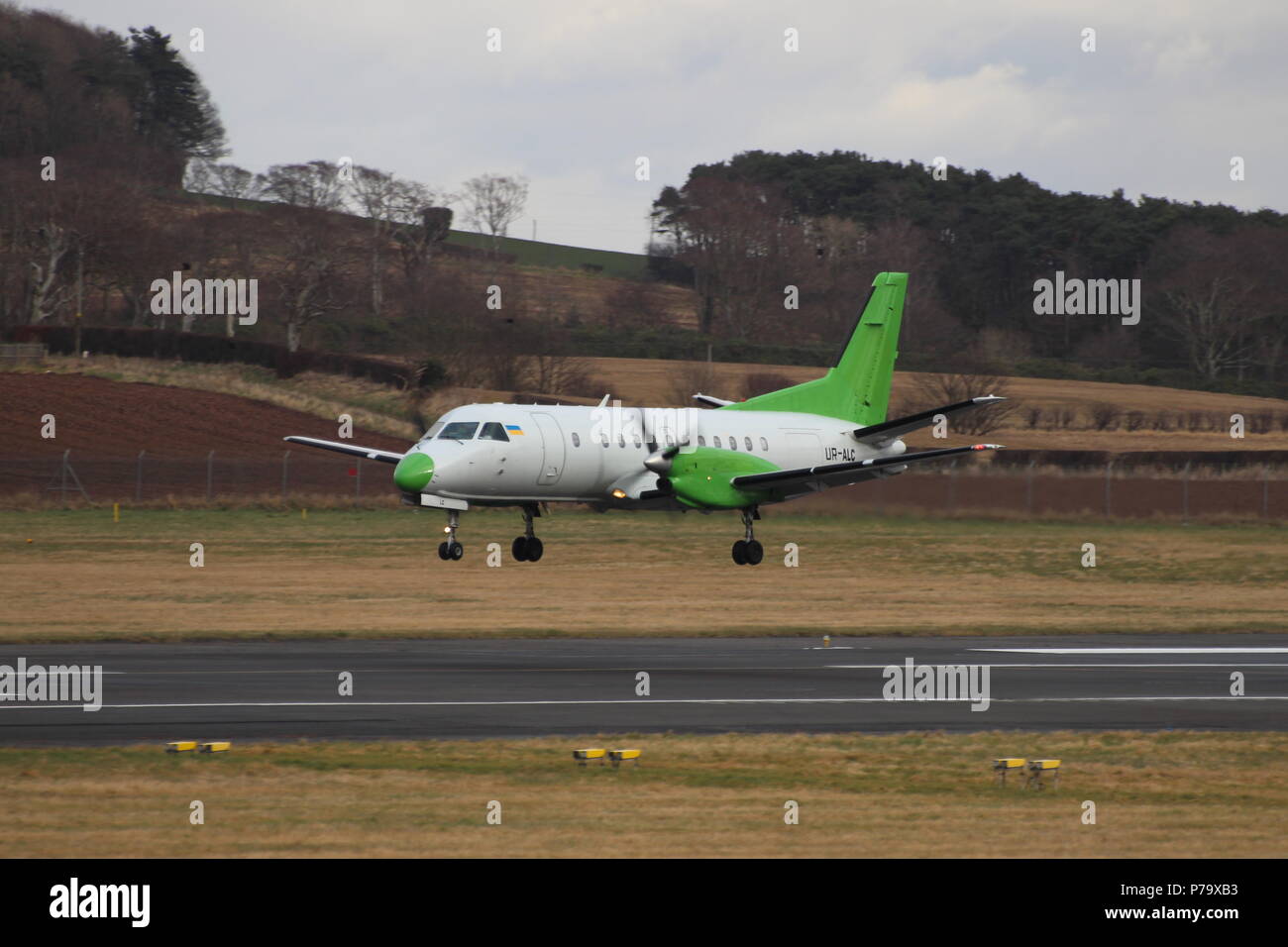 UR-ALC, une Saab SF340B d'aéronefs exploités par la compagnie aérienne ukrainienne Aerojet l'Ukraine, l'atterrissage à l'Aéroport International de Prestwick en Ayrshire. Banque D'Images