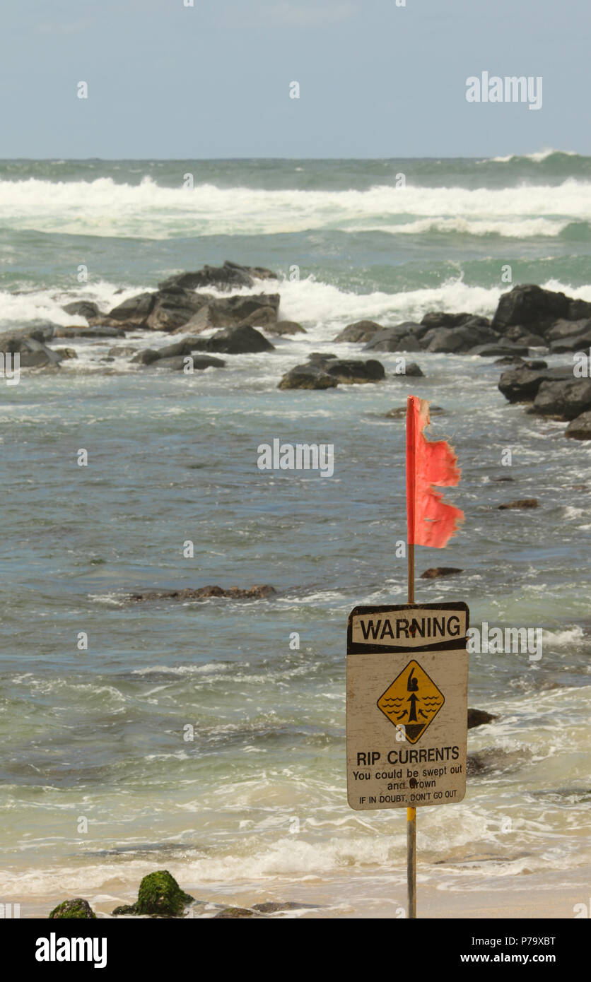 Avertissement. Courants de retour. Signe. Scène de plage. Turtle Beach, plage de Laniakea, Oahu, Hawaii, USA. Banque D'Images