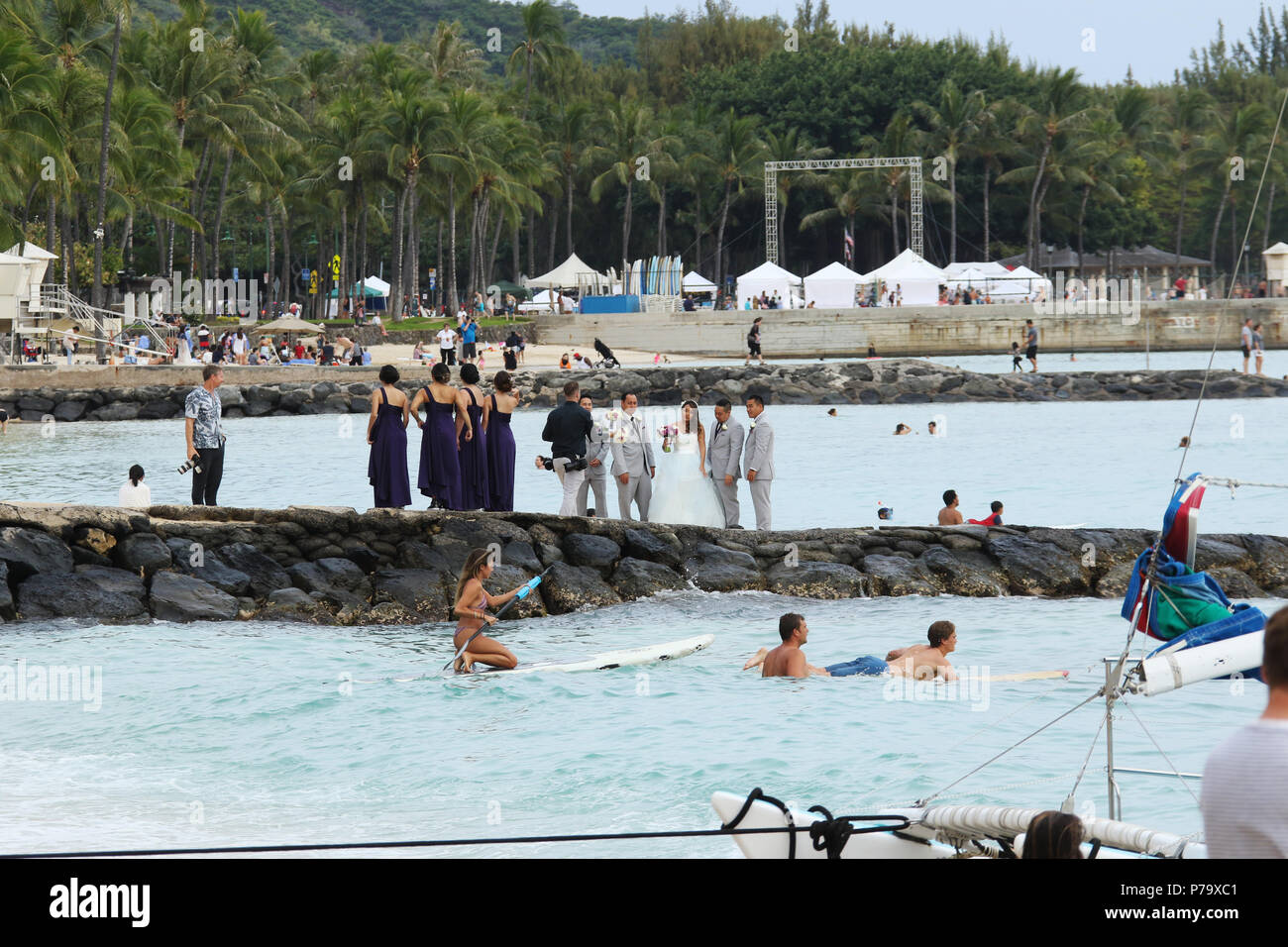 Une fête de mariage sur la plage de Waikiki, l'Aine Kapahulu. La plage de Waikiki, Waikiki, Honolulu, Oahu, Hawaii, USA. Banque D'Images