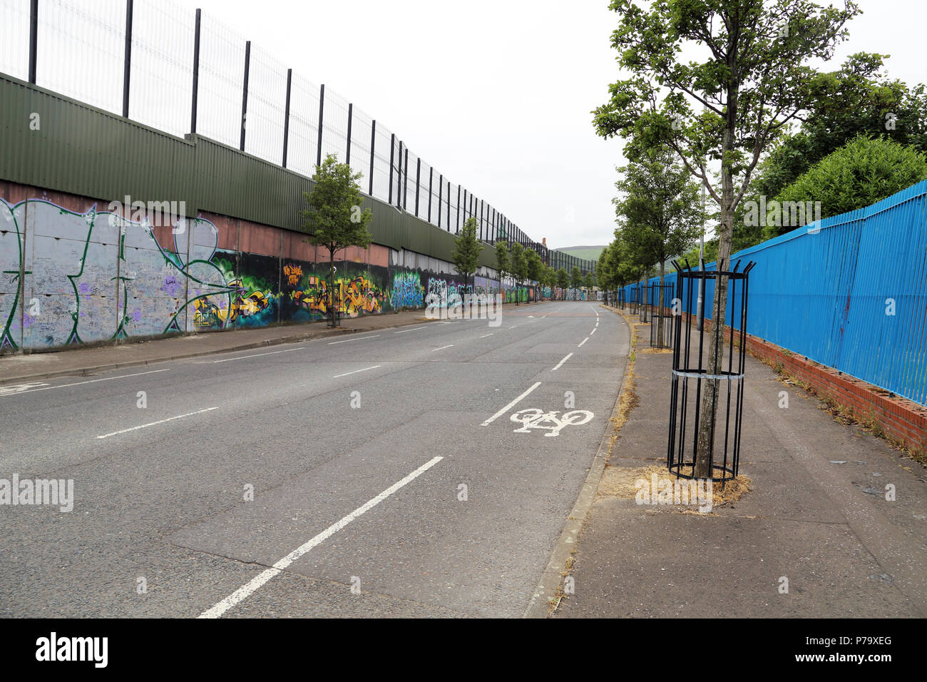 Grafitti politique couvre le mur de la paix à Belfast, en Irlande du Nord. Les murs ont été érigés pour séparer les populations loyalistes et républicaines duri Banque D'Images