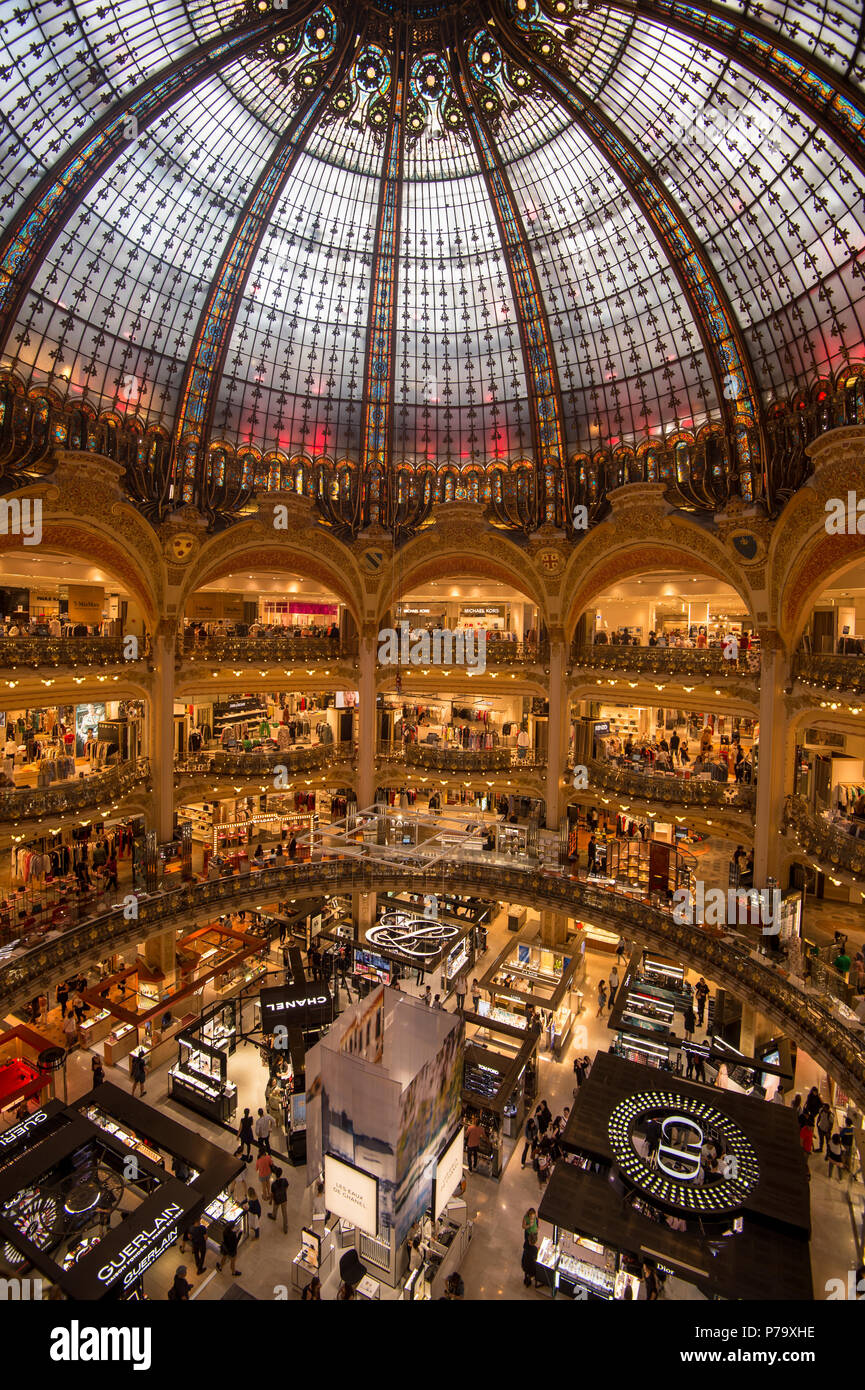 Paris, France - 25 juin 2018 : vue de l'intérieur du centre commercial des Galeries Lafayette. Banque D'Images