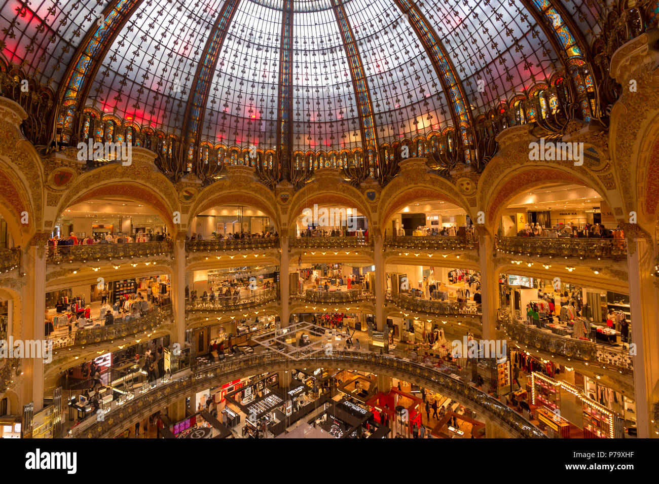 Paris, France - 25 juin 2018 : vue de l'intérieur du centre commercial des Galeries Lafayette. Banque D'Images
