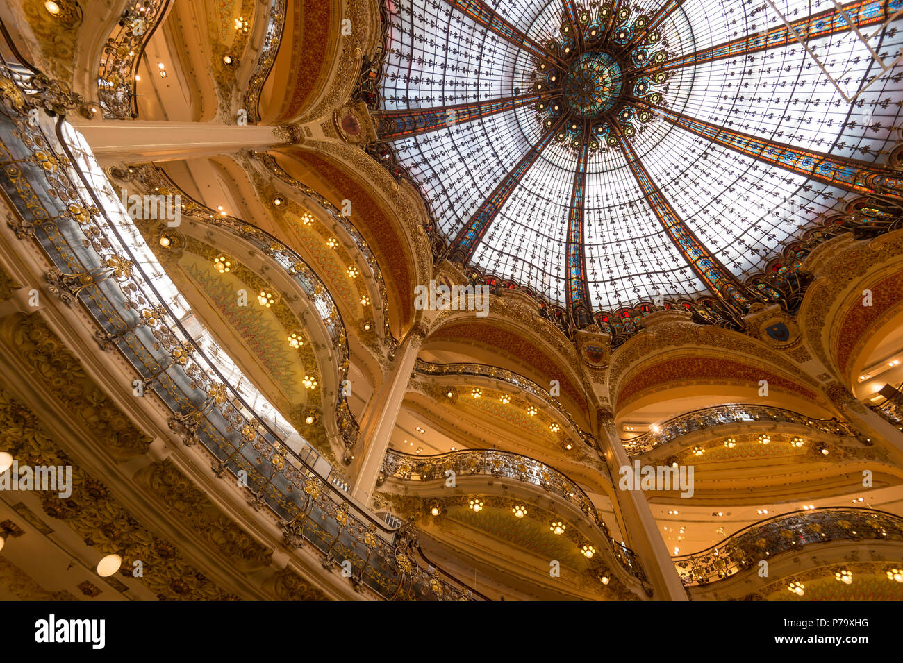Paris, France - 25 juin 2018 : Dôme de la Galeries Lafayette centre commercial. Banque D'Images