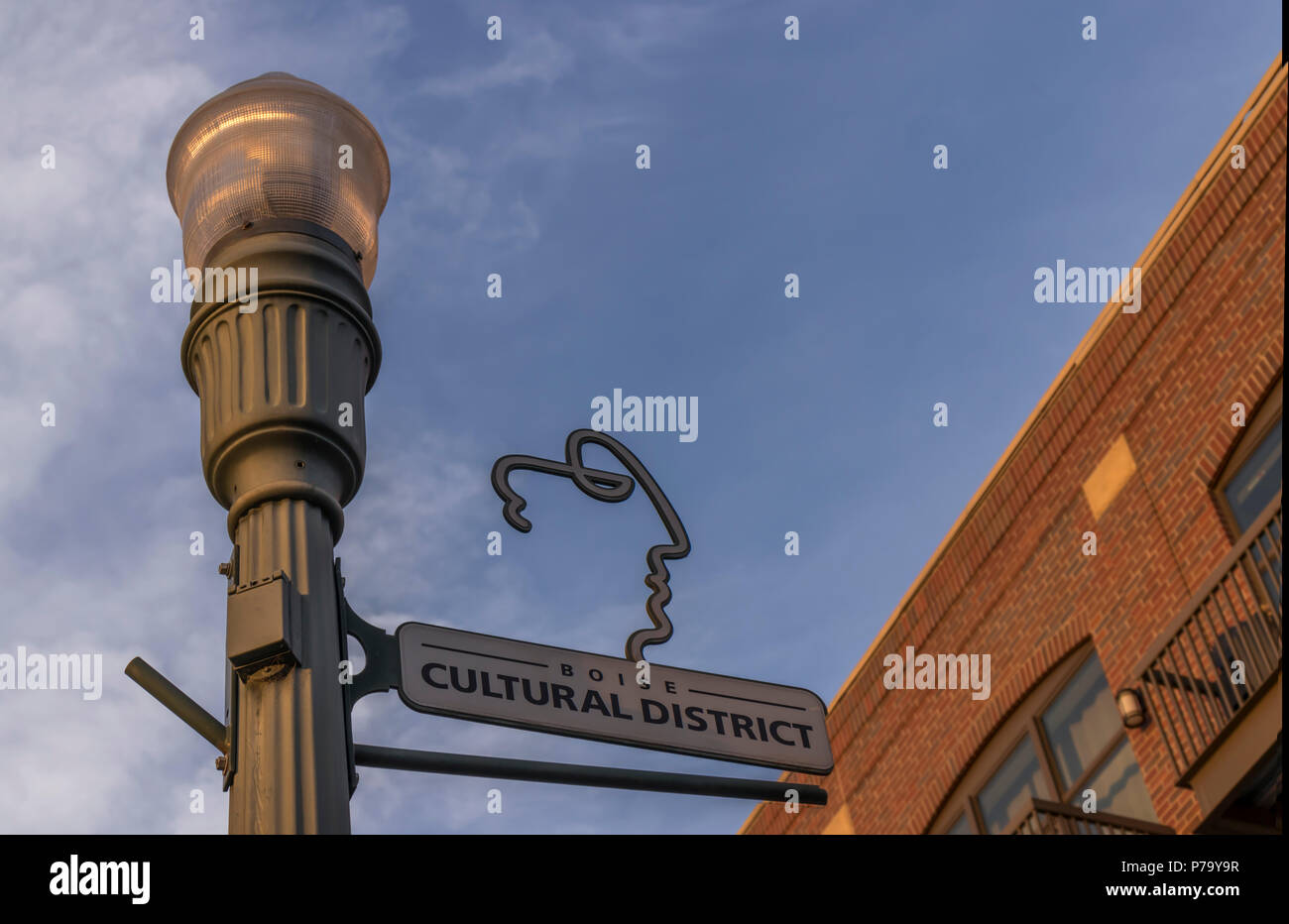 L'éclairage public et de la signalisation dans le quartier culturel de Boise un soir d'été. Boise, Idaho, USA. Banque D'Images L'éclairage public et de la signalisation dans le quartier culturel de Boise un soir d'été. Boise, Idaho, USA. Banque D'Images