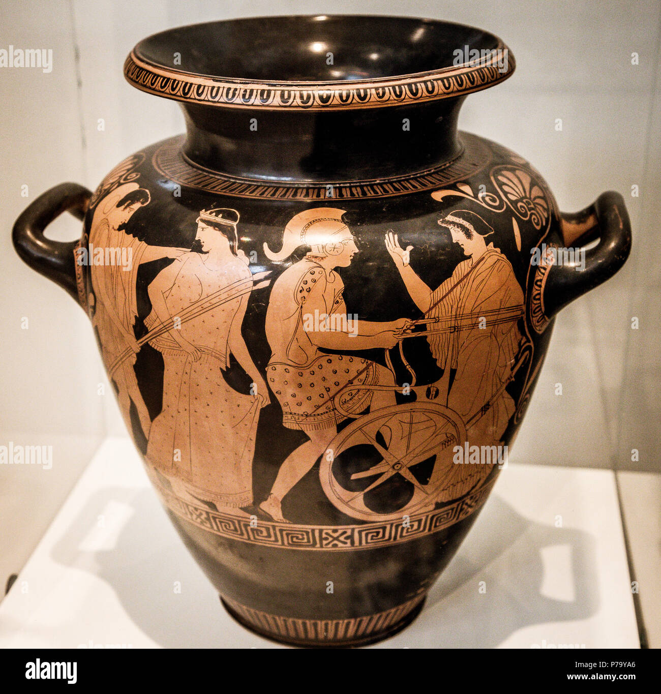 Red-figuré Stamnos (vase), Grenier, Rouge trouvés Marathon, Attique, urne funéraire, Helen's premier enlèvement par Thésée. Artiste Polygnotos, 430-420 BC. Banque D'Images