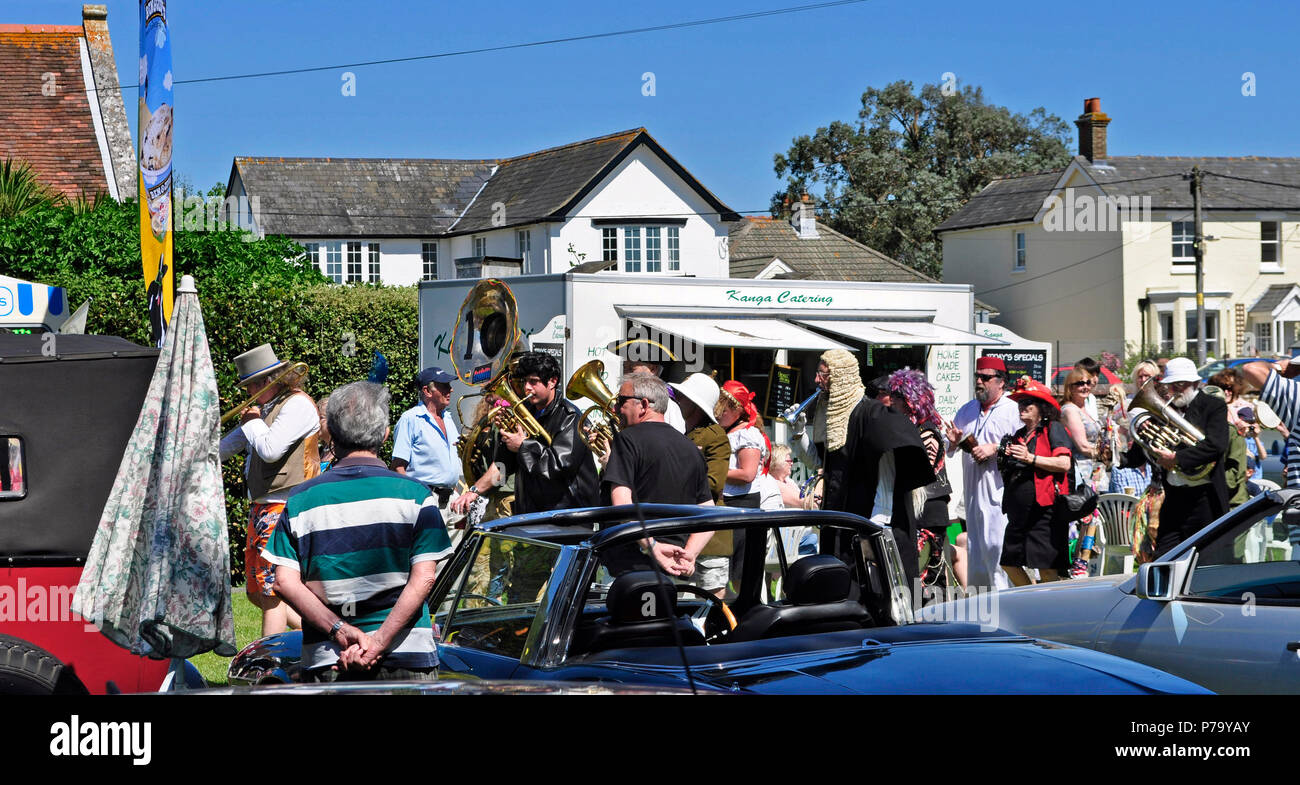 Street Parade personnes en costume à Old Gaffer's Festival 2012,Yarmouth, île de Wight, Royaume-Uni Banque D'Images