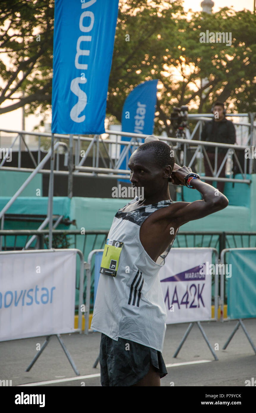 Lima, Pérou - 20 mai 2018 : Marathon Lima 42k, à un événement sportif qui rassemble des athlètes de partout dans le monde. Les athlètes d'élite les étirements avant le marathon. Banque D'Images