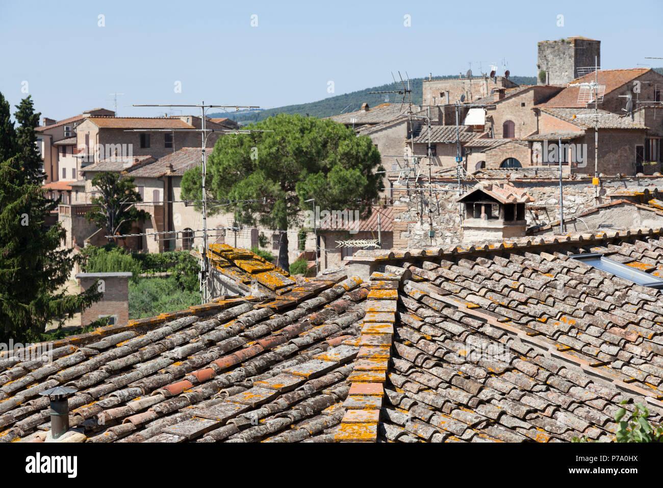 A San Gimignano, une vue sur les toits de la ville de Toscane tour (province de Sienne - Italie). A San Gimignano, vue sur les toits depuis le tour de ville ( Banque D'Images