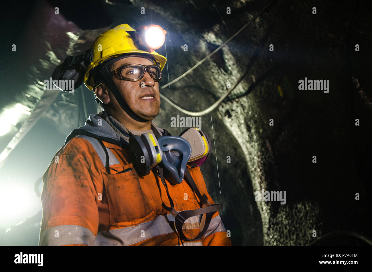 Cerro de Pasco, Pérou - 14 juillet 2017 : Miner dans la mine. Miner l'intérieur de la mine en uniforme et avec un air de confiance. Banque D'Images