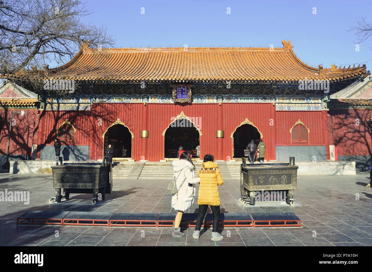 Les touristes prier devant le hall des rois célestes's Gate de l'harmonie et la paix, Beijing Banque D'Images