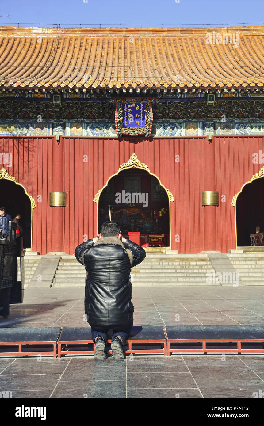 Les touristes prier devant le hall des rois célestes's Gate de l'harmonie et la paix, Beijing Banque D'Images