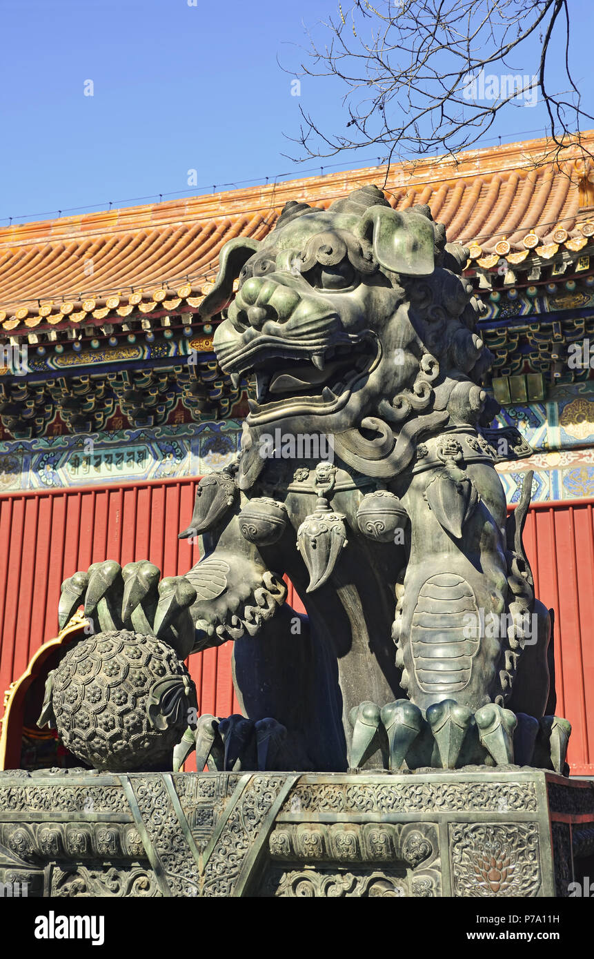 Statue de lion en bronze guardian Temple Yonghe, Beijing Banque D'Images